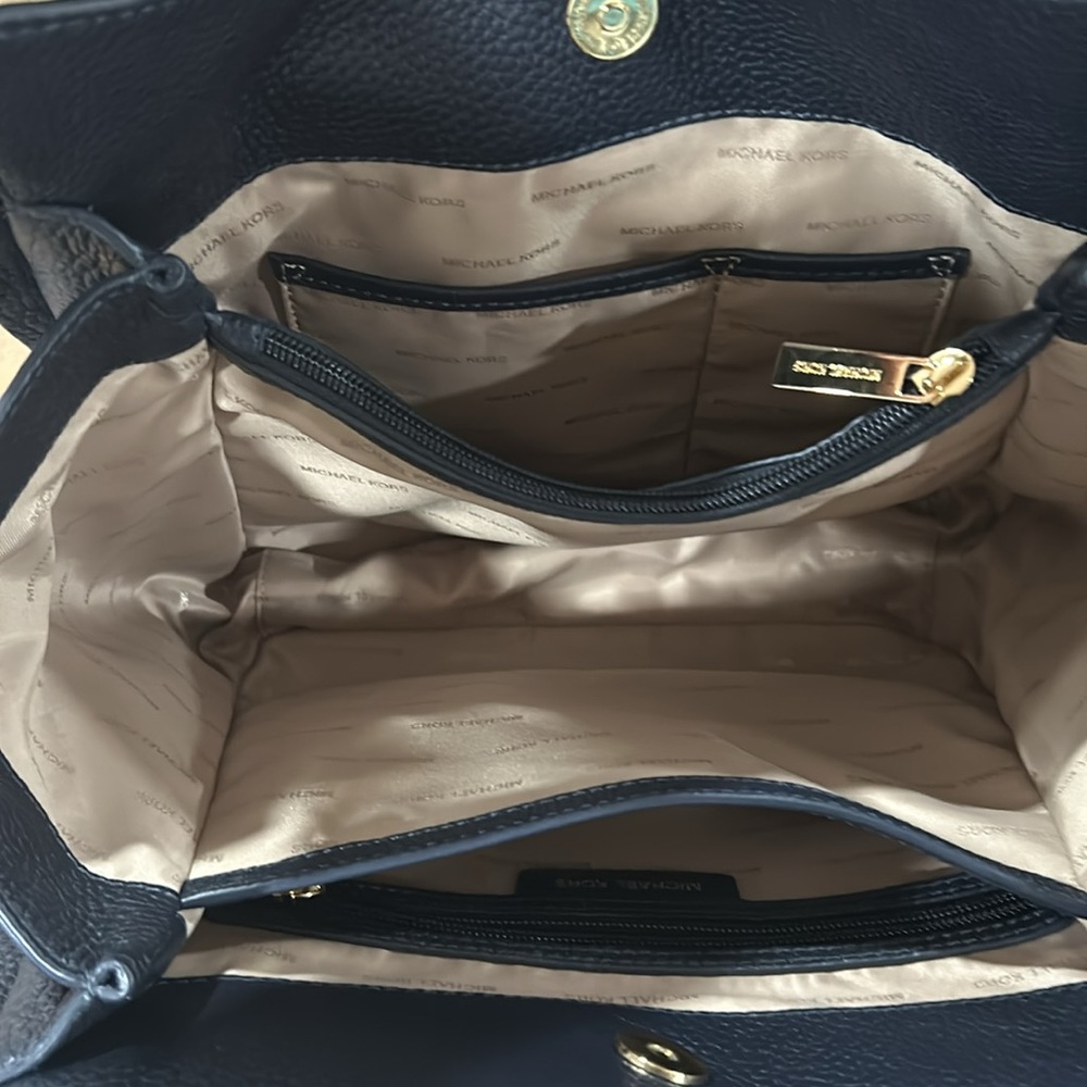 MICHAEL KORS NAVY SHOULDER BAG, CHAIN STRAPS. Excellent condition no wear - Picture 10 of 11